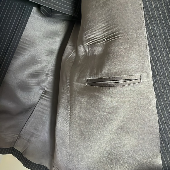 Kenneth Cole. New York. Man’s pinstripe jacket and slacks. Great condition. - Picture 8 of 10